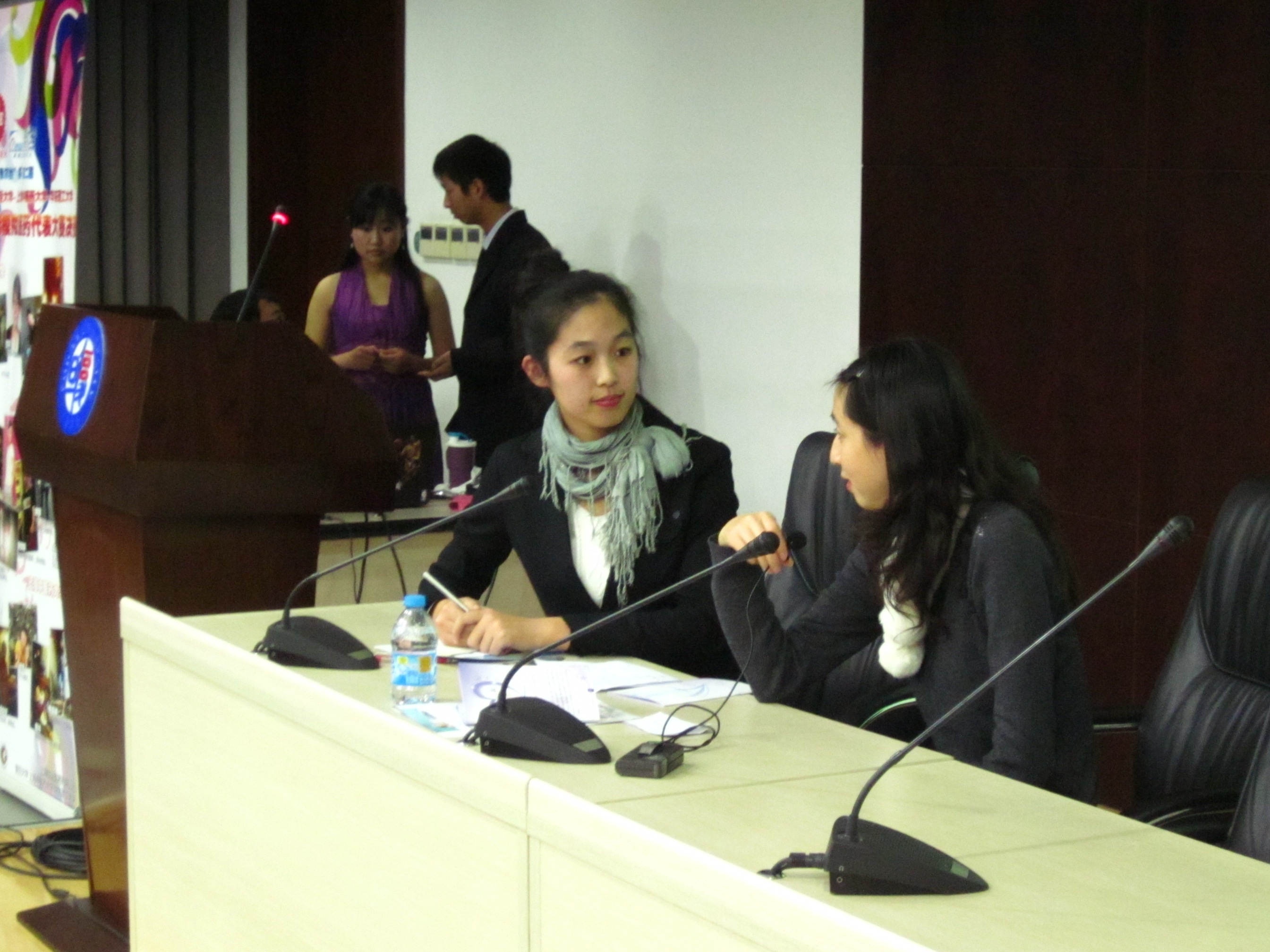 永利皇宫赌场
施歌进行“百里挑一”环节比赛